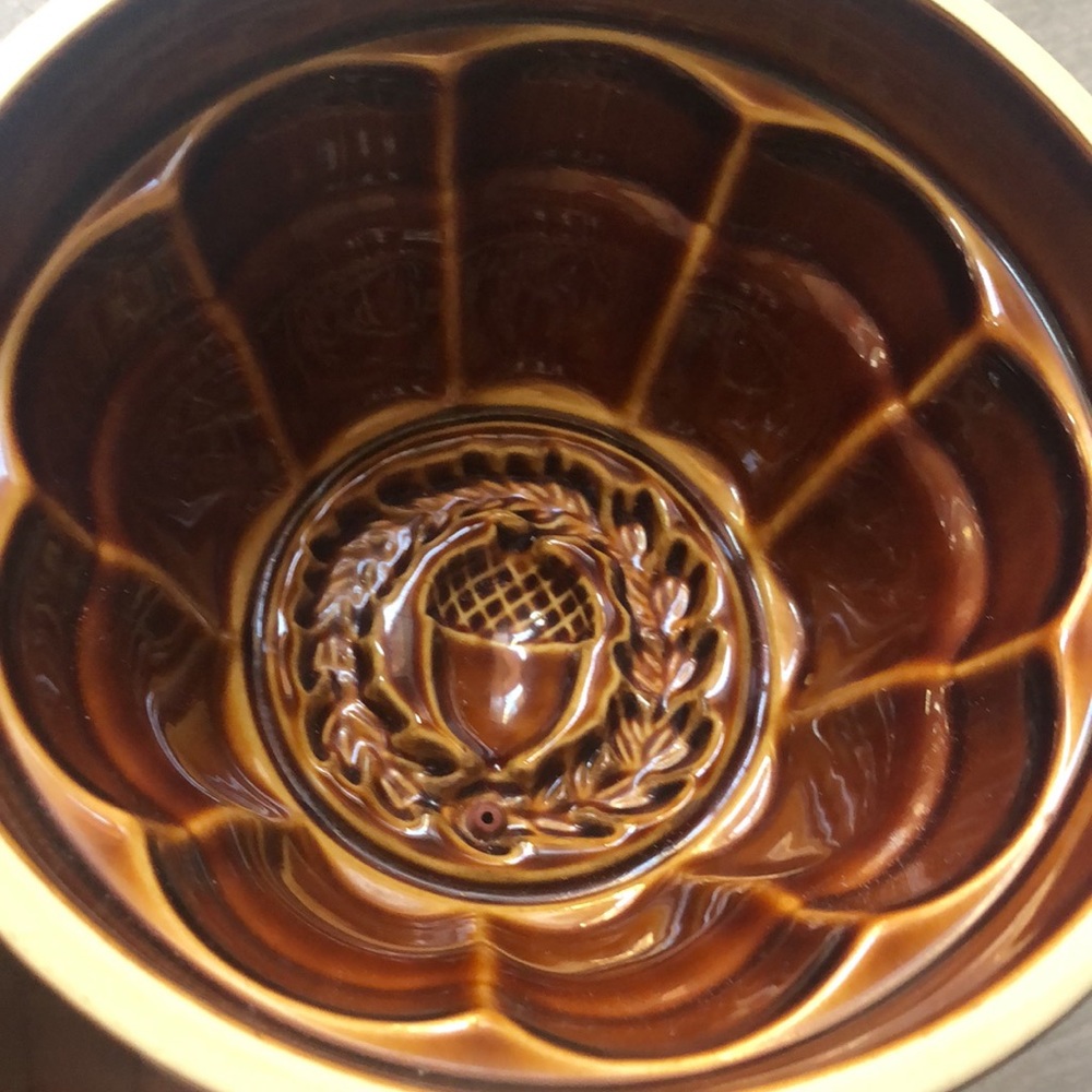 William Sonoma Cranberry Mold Acorn Design Dish Bowl Easy Release Plug